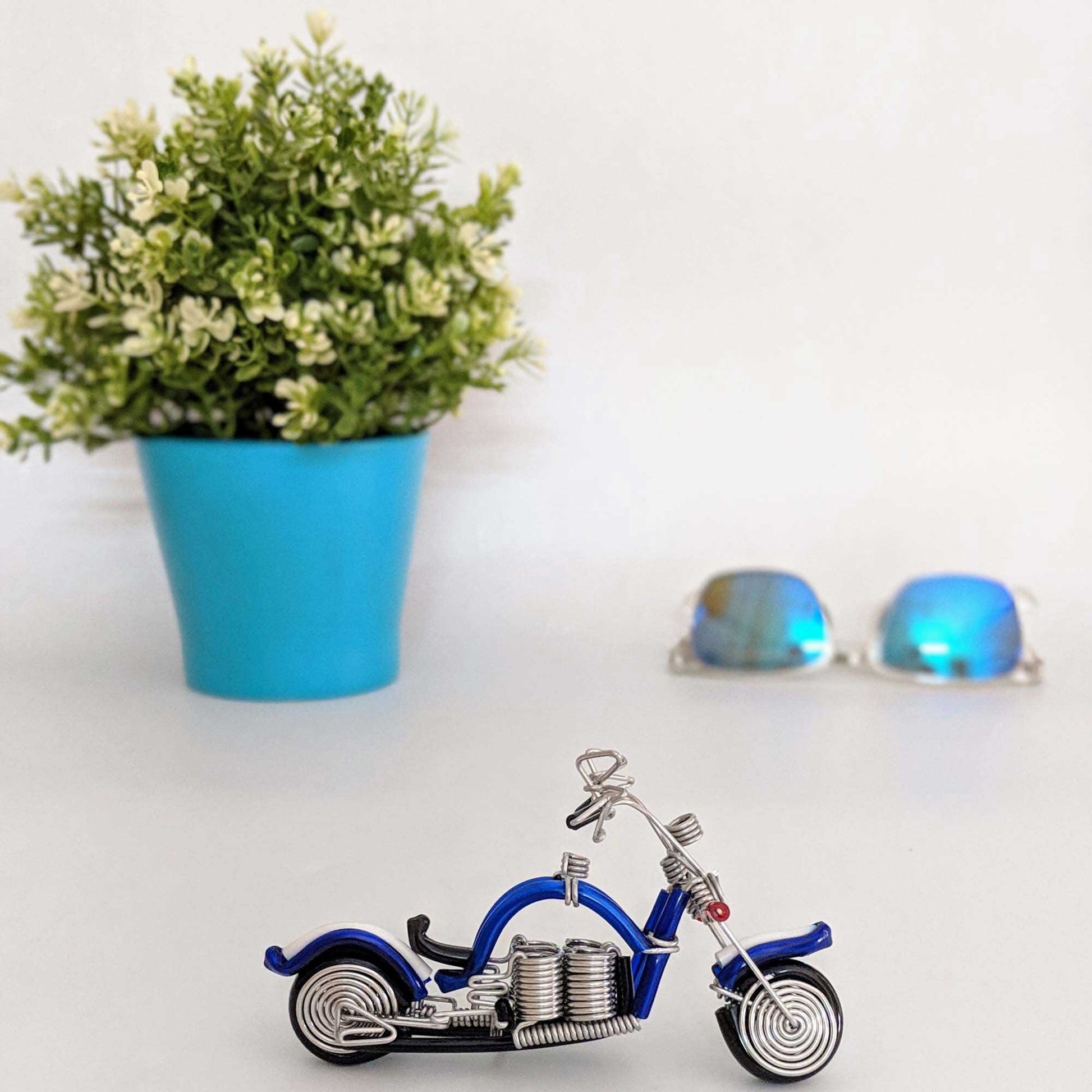Miniature Wire Art cruiser motor bike hand-crafted from aluminium wire