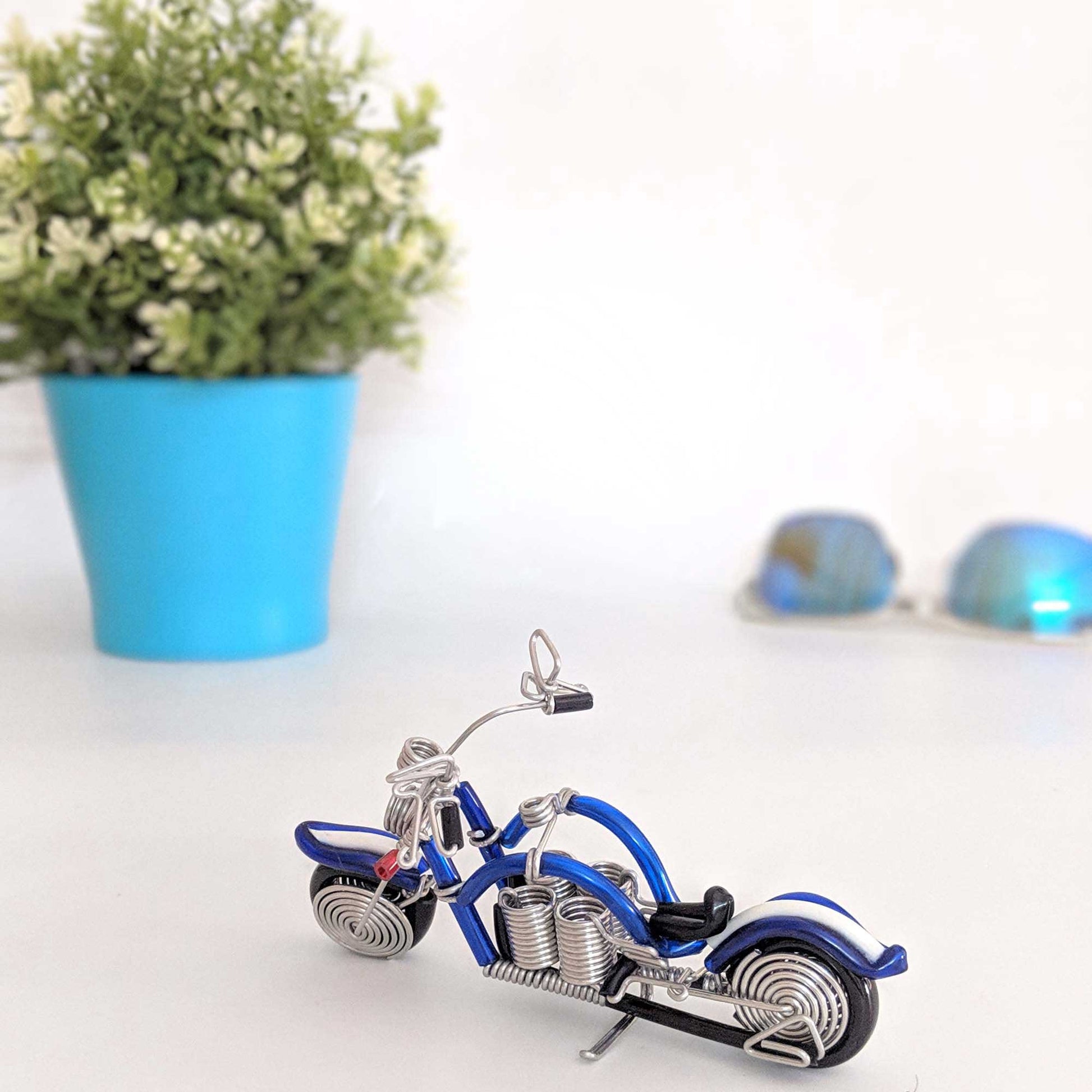 Miniature Wire Art cruiser motor bike hand-crafted from aluminium wire