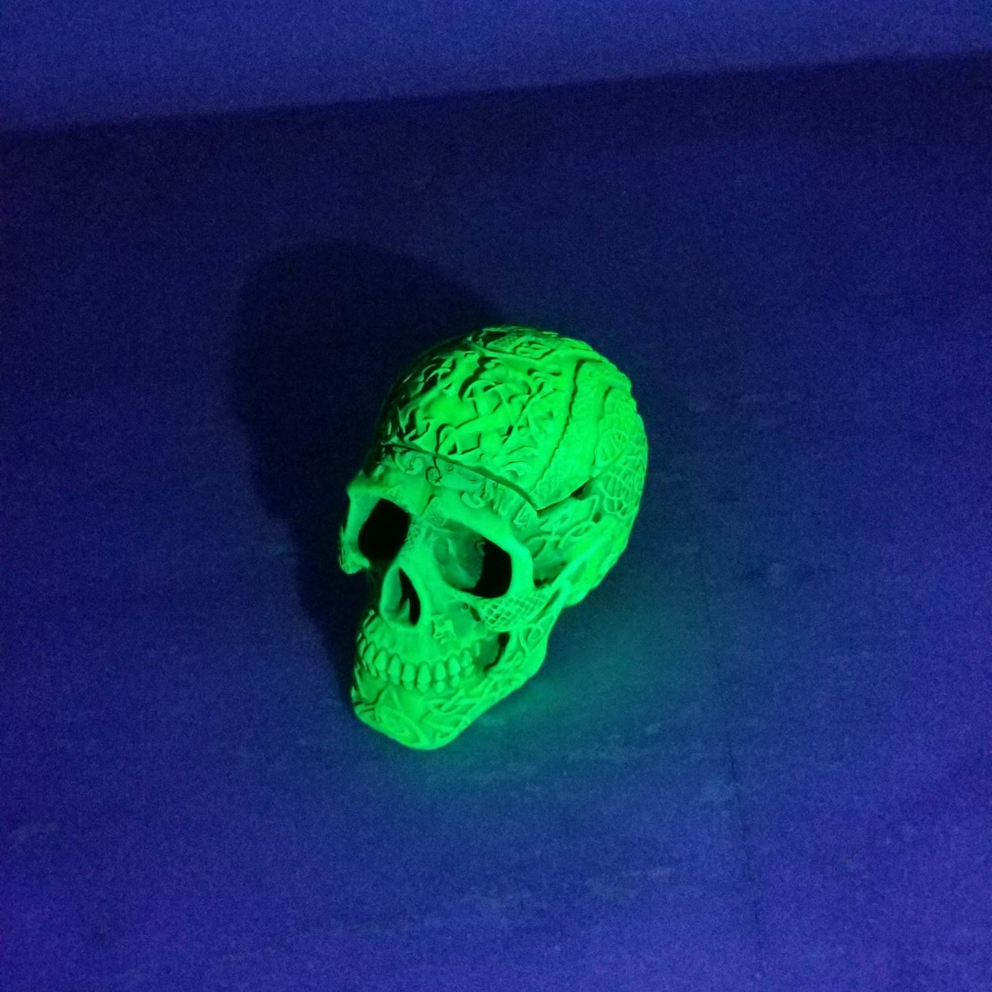 Skull ashtray UV Glow