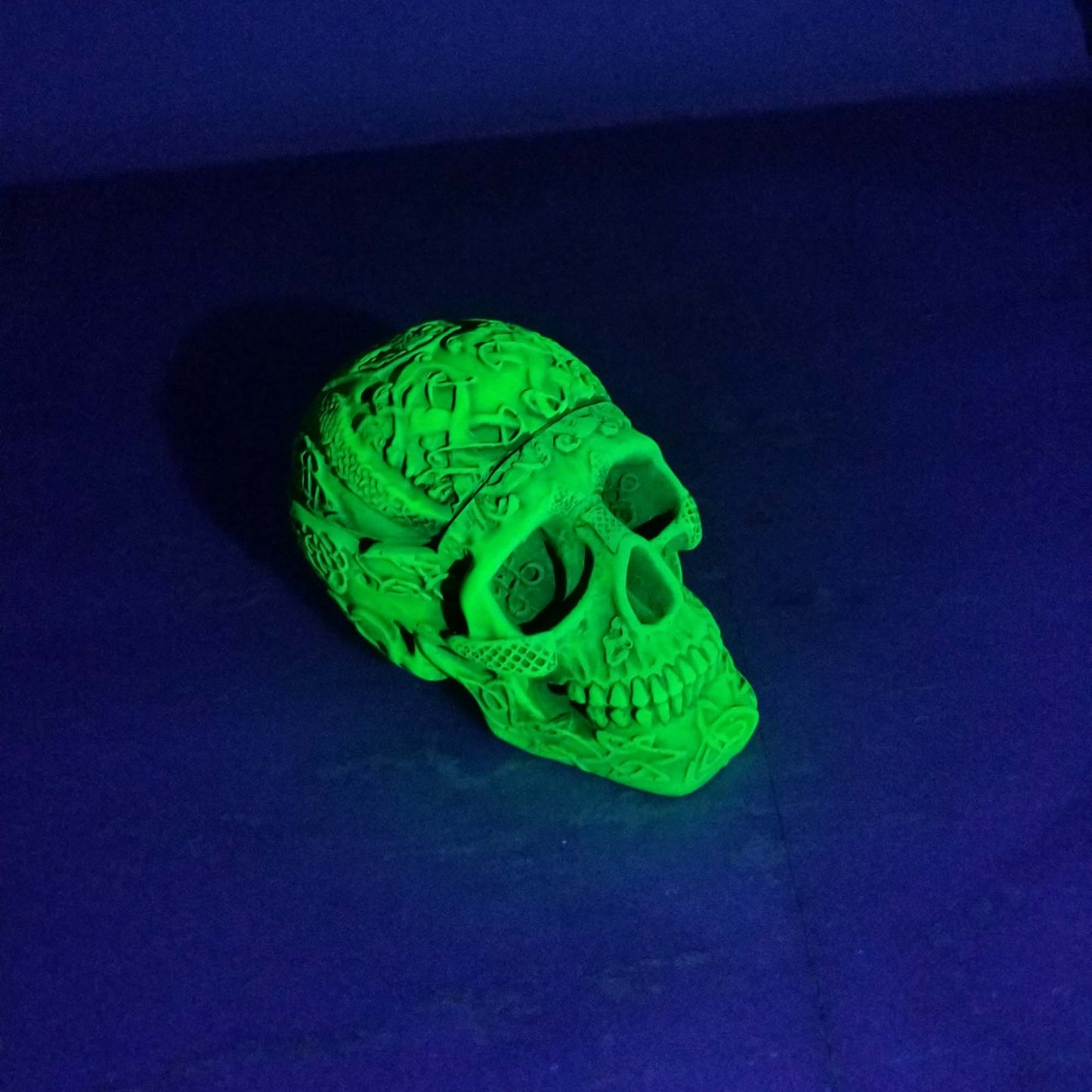 Skull ashtray UV Glow