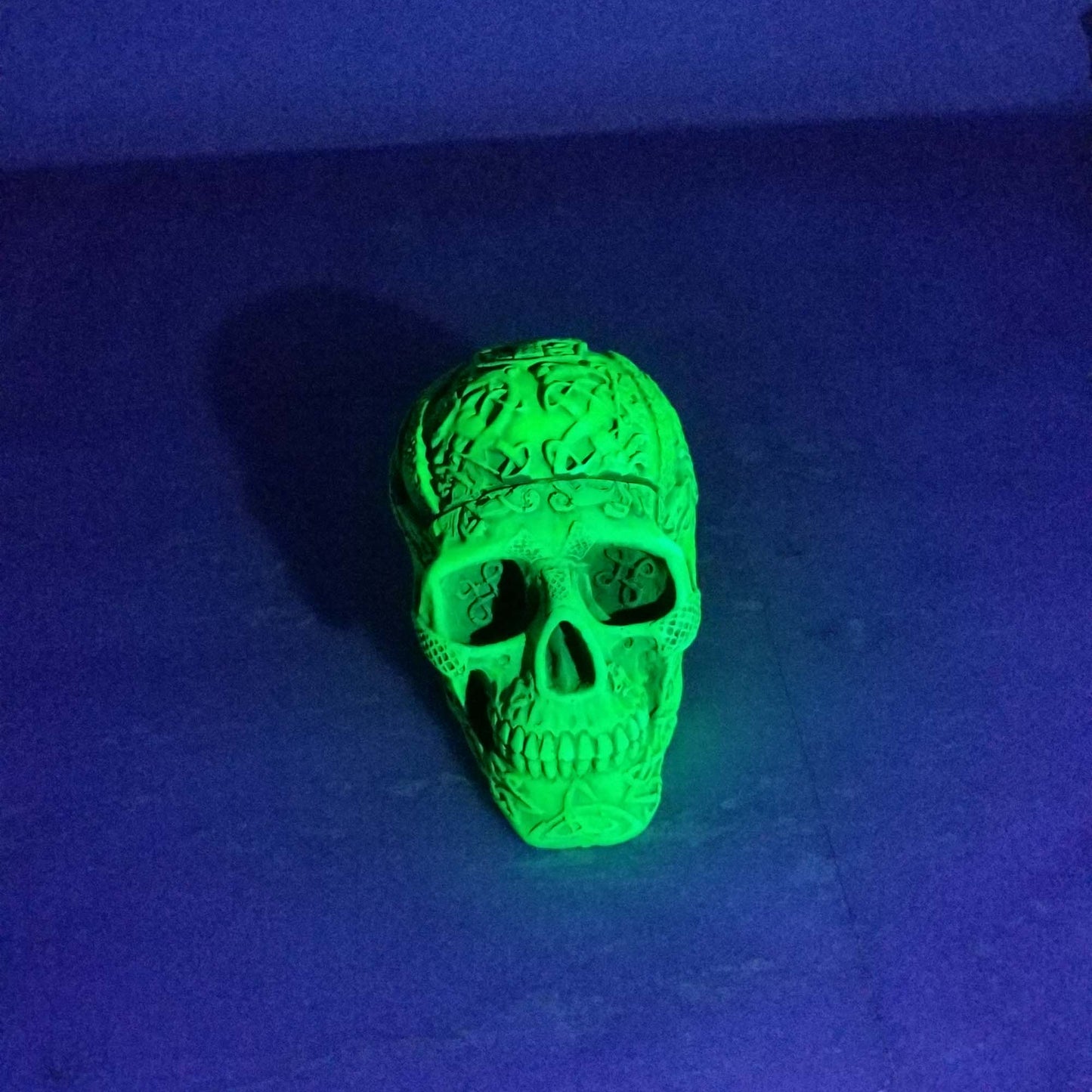 Skull ashtray UV Glow